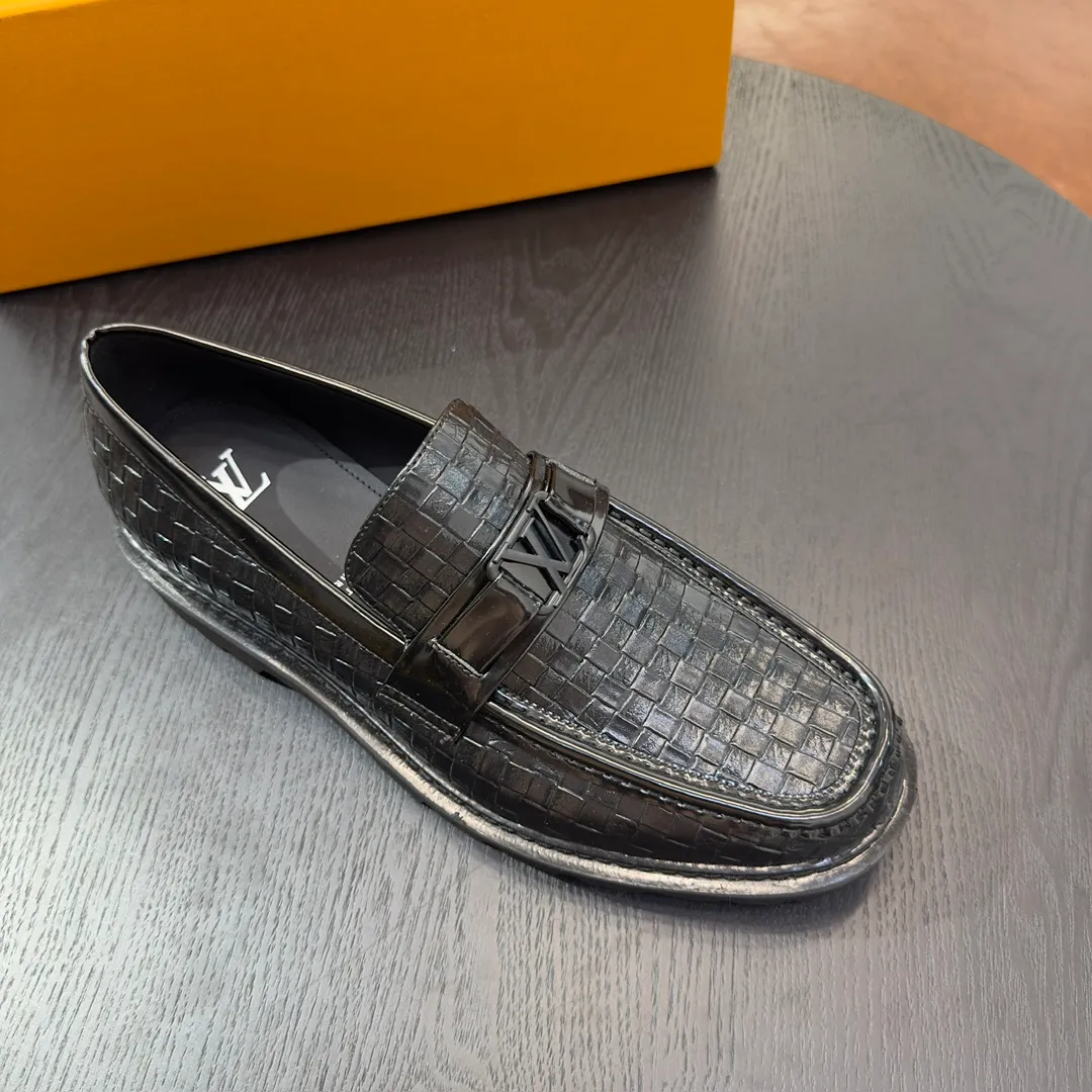 [L Home] P: 820💰 Size: 39-44 (customized at 38.45) Original Lv official website men's casual leather shoes, top-quality original replica, - Upper: 🔝cowhide weaving technology, Nappa cowhide, shoe body sewn with brand logo - Inner: cowhide, foot pad; water-dyed cowhide - Outsole: TPR·rubber foam; two-color molded outsole -Ultra-high quality control and fine workmanship: highlight (high-end, extravagance, class)